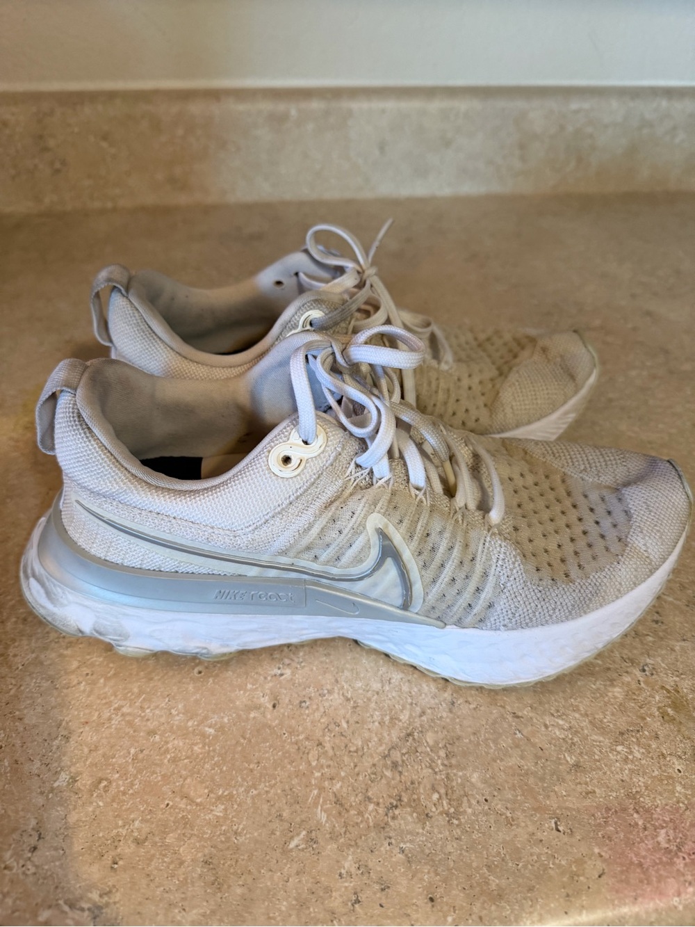 Nike Women’s Light Gray/White Athletic Running Nike React Infinity Run Flyknit 2